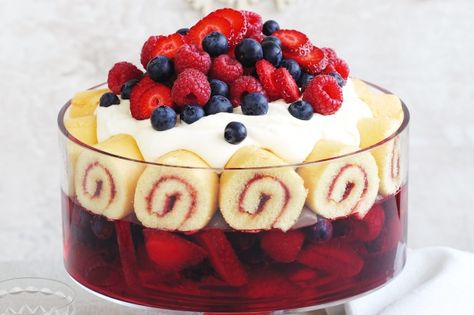 Christmas Trifle Recipes, Desserts Simple, Christmas Trifle, Xmas Desserts, Berry Trifle, Christmas Desserts Easy, Trifle Desserts, Trifle Recipe, Bake Desserts