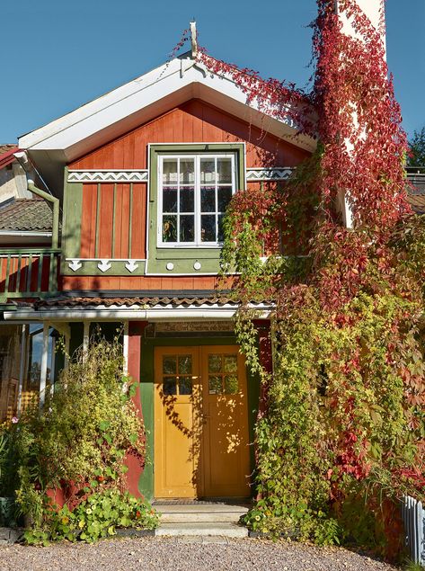 Carl Larson House, Karin Larsson, Cactus Lamp, Carl Larsson, Most Famous Artists, Swedish House, Old Room, National Treasure, Arts And Crafts Movement