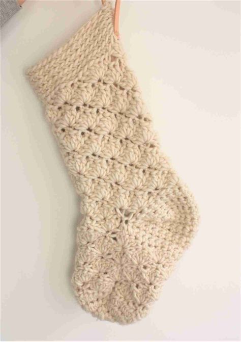 I know you love quick and easy projects and YOU know I love projects with chunky yarn.....put the two together and what do you get? This quick and easy giant christmas stocking! Which of course Chunky Christmas Stocking, Crochet Stocking Pattern Free, Stocking Crochet Pattern, Stocking Pattern Free, Modern Christmas Stocking, Stocking Crochet, Simple Stocking, Crochet Christmas Stocking Pattern, Crochet Holiday