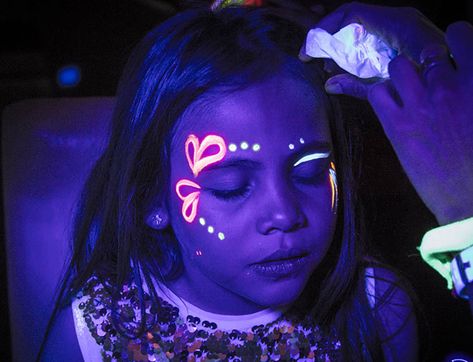 Face Paint Glow In The Dark, Simple Neon Face Paint, Black Light Face Paint Ideas, Glow In The Dark Face Paint Ideas Easy, Glow Party Face Paint Ideas, Glow Party Face Paint, Uv Face Paint Ideas Simple, Glow In The Dark Face Paint, Glow Face Paint Ideas