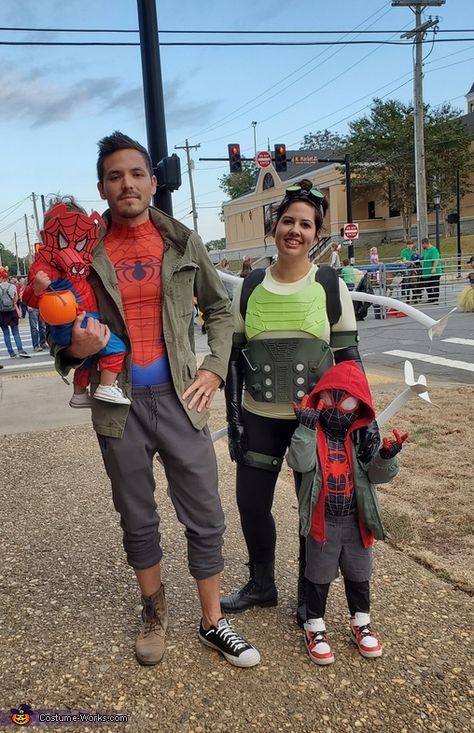 Spidey Family Costume, Spiderman Family Costumes Halloween, Spider Man Family Halloween Costumes, Spider Man Family Costume, Spiderman Family Costumes, Spiderman Into The Spiderverse, Family Halloween Costume Ideas, Into The Spiderverse, Family Halloween Costume