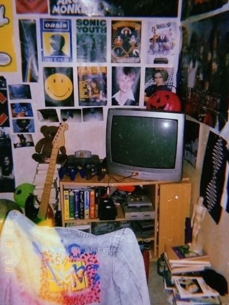 :-) #bedroom #bedroomideas 90s Bedroom Aesthetic, Bedroom 90s, 90s Room, 90s Bedroom, 90s Home Decor, 80s Room, Look 80s, Grunge Bedroom, Homescreen Wallpaper Ideas