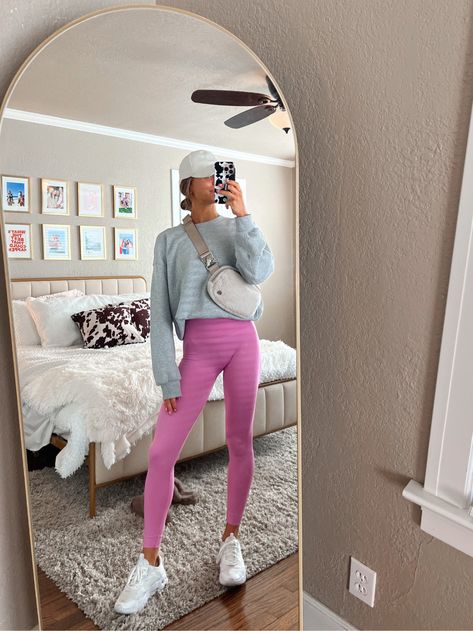 Athletic Fall Outfits, Athletic Outfits Leggings, Winter Athletic Outfits, Athletic Pants Outfit, Barbie Trend, Pink Leggings Outfit, Fitness Fits, Cute Running Outfit, Arm Toning