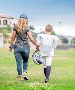 Mom And Son Football Photo Ideas, Mom Car Organization, Football Family Pictures, Kids Sports Pictures, Football Picture Ideas, Mom And Son Photos, Football Photo Ideas, Football Players Pictures, Sports Mom Outfit