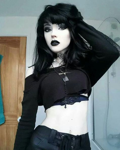 Goth Girl - 9GAG Hipster Goth, Grunge Pastel, Gothic Mode, Punk Girls, Estilo Dark, Goth Gf, Goth Outfit, Goth Model, Hair Color Pastel