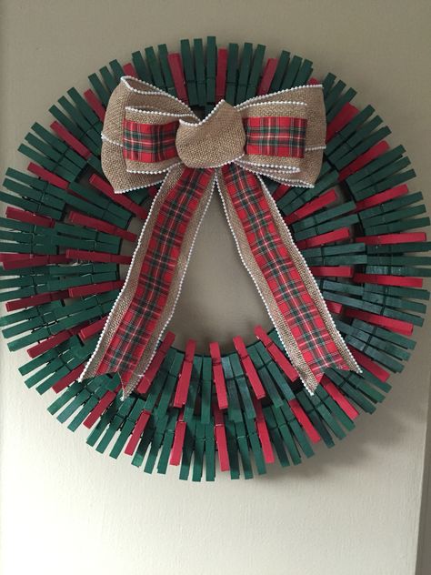 Christmas wreath Closepin Crafts, Clothesline Crafts, Clothespin Wreaths, Christmas Clothespin, Peg Crafts, Natal Natural, Clothespin Wreath, Clothespin Crafts, Christmas Clothespins