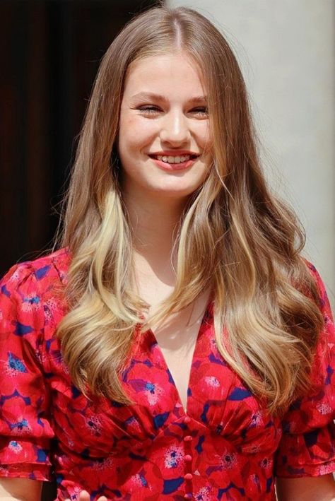 Princess Leonor 2023, Sacrament Of Confirmation, Adrina Lima, Leonor Princess, Leonor Princess Of Asturias, Vintage Photography Women, Princess Of Spain, Airport Pictures, Prince Louis