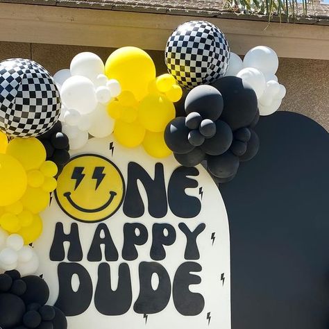 IzzyB-Balloons on Instagram: "ONE HAPPY DUDE😎⚡️ This was the cutest theme ever for this birthday boy🖤 ⚡️In this set up we have 2 full arch backdrops with a custom sign. ⚡️thank you so much to @boothdesignco for this sign! . . . . . . #firstbirthday #firstbirthdayparty #firstbirthdayideas #onehappydude #onehappydudebirthday #backdropideas #balloonideas #birthdayballoons #balloonsofinstagram #boybirthdayparty #boybirthday #blackandwhite #explorepage #balloonartist #balloonarch #balloonsdecor #ba One Happy Dude Birthday Balloons, 1 Happy Dude Birthday, One Happy Dude Balloons, One Happy Dude Decor, One Happy Dude Balloon Garland, One Happy Dude First Birthday Centerpiece, One Happy Dude Balloon Backdrop, One Happy Dude Balloon Arch, One Happy Dude First Birthday Party