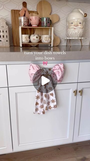 Real Homes on Instagram: "Christmas may be over, but New Year's (and party hosting) is just around the corner ✨ For an adorable finishing touch, bring the festive vibes to your kitchen with this dish towel bow tutorial via @aurelie.erikson 🎀  #myrealhome #ribboncore #ribbonbows #diyhomedecor #homehacks #kitchenhacks #hostingideas" How To Hang Dish Towels On Oven, Dish Towel Bow, Kitchen Towels Hanging Ideas, Aurelie Erikson, Anthropologie Christmas Decor, Towel Folding Ideas, Towel Folding, Anthropologie Christmas, Folding Ideas