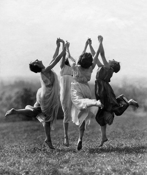 Isadora Duncan, Four Women, Girls Tattoo, Camp Vibes, Three Women, Witch Aesthetic, Dance Photography, 인물 사진, Coven