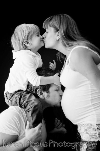 Studio family + pregnant photo: Pregnant Photo, Happy Pregnancy, Maternity Studio, Family Maternity Photos, Maternity Photography Poses, Maternity Poses, Pregnant Woman, Photo Couple, Family Maternity