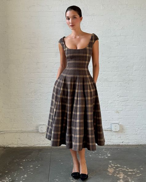 The Leila Dress in tartan plaid | available Wednesday 10/16 on guizio.com Guizio Dress, Fall Feminine Outfits, Elegant Winter Dress, Plaid Outfit, Retro Looks, Office Chic, Plaid Outfits, Tartan Dress, Vintage Inspired Dresses