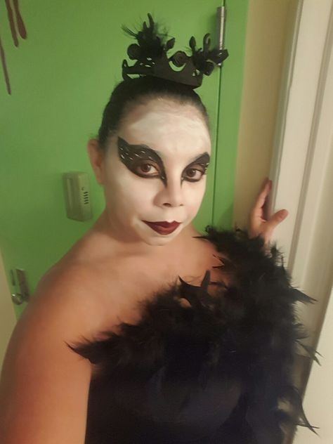 Black Swan Hairstyle, Black Swan Eye Makeup, Black Swan Costume Makeup, Black Swan Outfits Inspired, Black Swan Make Up, Black Swan Makeup Halloween, Black Swan Theme, Black Swan Hair, Swan Lake Makeup