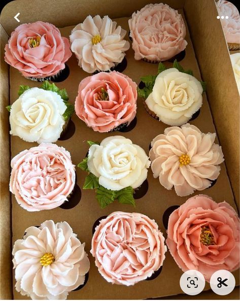 Flower Cupcakes Wedding, Boho Baby Shower Cupcakes, Flower Muffins, Flower Shaped Food, Flower Baby Shower, Bohemian Baby Shower, Baby Cupcake, Bohemian Baby, Floral Cupcakes