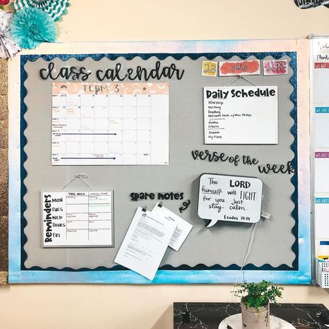 Mikaela // Teacher on Instagram: “H E L L O  T E R M  3 👋🏻 Our daily notice board is ready, my classroom is ready, it’s go time tomorrow! Lucky for me though, I have one…” Teacher Notice Board, School Notice Board Ideas Display, Notice Board Ideas For School, Classroom Notice Board Ideas, Classroom Notice Board, Notice Board Ideas, Softboard Ideas, 4th Grade Classroom Setup, Notice Board Decoration