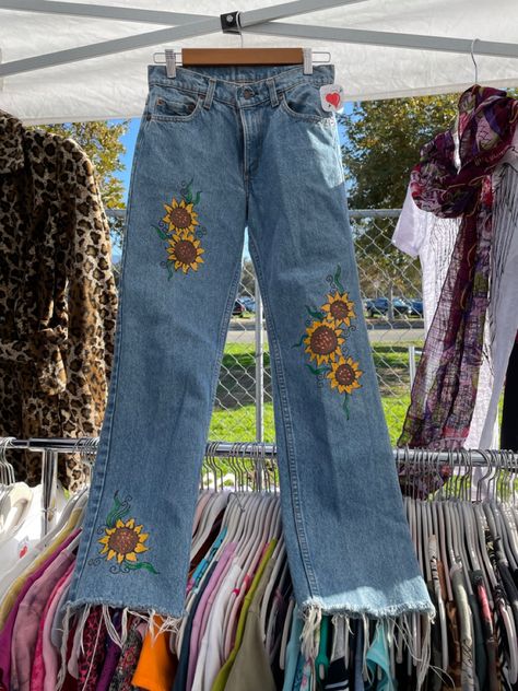 Sunflower Painted Jeans, Ripped Jeans Ideas, Jean Painting, Sunflower Fashion, Jeans Crochet, Painted Pants, Sunflower Outfit, Homemade Clothes, Customised Clothes