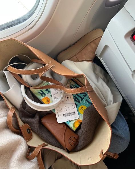 @michellebentzn on instagram Airport Aesthetic, Inside My Bag, Purse Essentials, College Aesthetic, Handbag Essentials, New Year New Me, In My Bag, What In My Bag, October 27