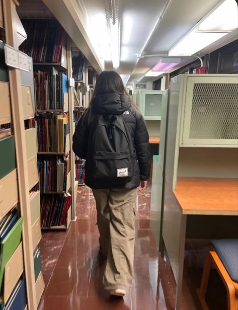 Girl facing away from camera walking in a library. Study Outfit Aesthetic, Tumblr College, Y2k Instagram, Uni Fashion, Alt Y2k, Collage Photography, Stylish School Bags, School Bag Essentials, Backpack Outfit