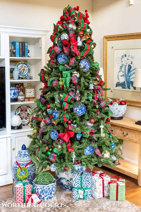 Traditional Christmas living room decorating ideas combining red and green tartan plaid with beautiful blue and white chinoiserie accents. Traditional Christmas Living Room, Christmas Living Room Decorating Ideas, Chinoiserie Christmas Decor, Chinoiserie Living Room, Decorating With Chinoiserie, Christmas Foyer, Christmas Living Room Decor, Chinoiserie Christmas, Tree Inspiration