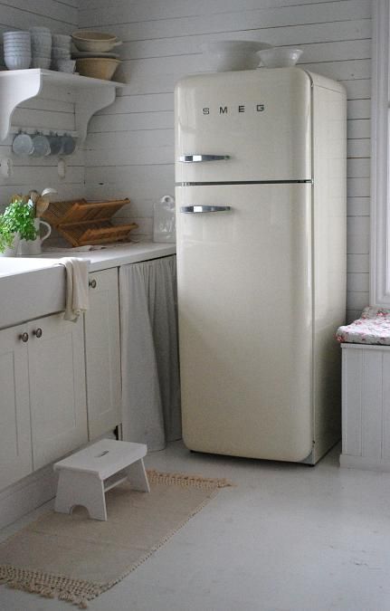 I love the look of Smeg, but I'm not sure if I can lose all the space I enjoy now with one all refrigerator and one all freeze.  Smeg does not have this option....maybe two...just for the space?  I mean a box of popsicles and a tub of ice cream and the freezer is practically full. Smeg Refrigerator, Vintage Fridge, Smeg Fridge, Retro Fridge, Vintage Appliances, Casa Vintage, Cottage Kitchens, Bedroom Walls, Deco Retro