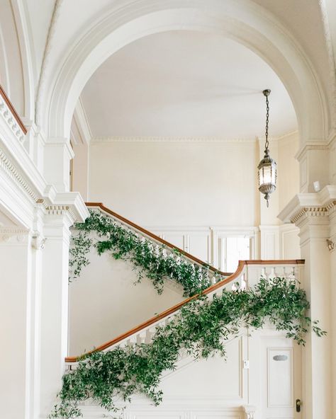 staircase switchback banister decor bright greenery Wedding Stairs, Interior Design Minimalist, Rustic Wedding Decorations, Boda Diy, Wedding Reception Ideas, Wedding On A Budget, Boda Mexicana, Stair Decor, Greenery Garland