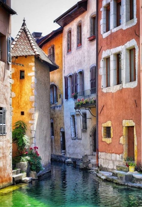 Italy Reference Photo, Painting Reference Photos Landscape, Village Landscape Photography, Urban Sketching Reference Photos, Landscape Reference Photos, Urban Landscape Photography, 2018 Instagram, Lake Annecy, Annecy France