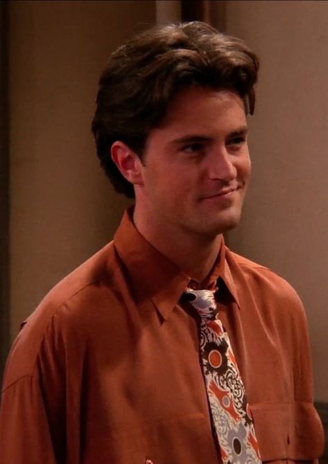 Chandler Bing Hair, Young Chandler Bing, Matthew Perry Friends, Autumn Icons, Friends Season 1, Chandler Friends, Friends Best Moments, Chan Chan, Friends Scenes