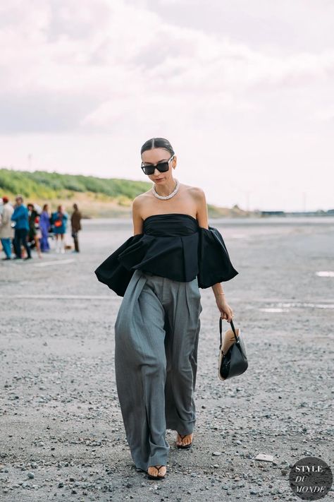 Nordic Street Style, Copenhagen Street Style Summer, Beatrice Gutu, Street Style Copenhagen, Pfw Street Style, Fashion Show Backstage, Copenhagen Street Style, Reportage Photography, Dramatic Style