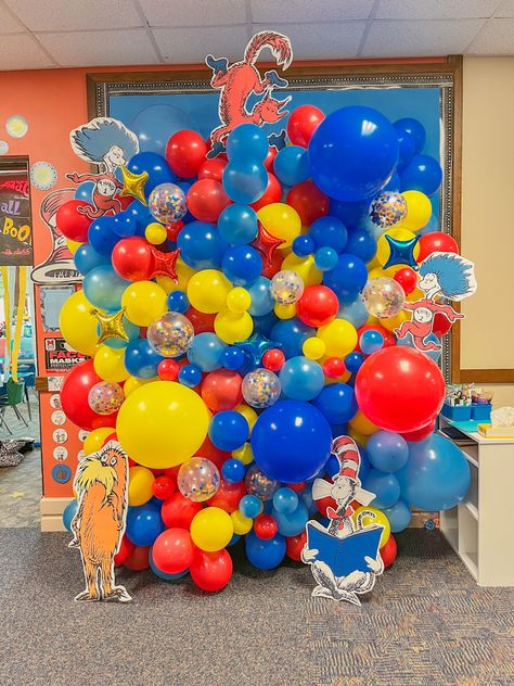 Story Book Balloon Garland, Dr Seuss Balloon Arch, Dr Seuss Party Ideas, Seuss Crafts, Read Across America Day, Seuss Party, Class Theme, Balloon Ideas, Preschool Graduation