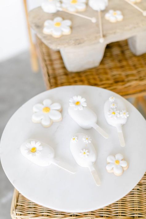 Chamomile Birthday Theme, Daisy Flower Theme Birthday Party, Daisy Bday Party, Daisy Theme Baby Shower Ideas, Daisy Decorations Party, Daisy Flower Birthday Party Ideas, Daisy Themed Baby Shower Ideas, Daisy Party Theme 1st Birthdays, Birthday Daisy Theme