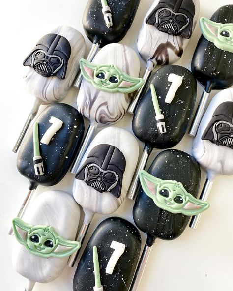 Ford’s Star Wars cakesicles and marshmallows treats.… | Instagram Star Wars Cakepops, Star Wars Cakesicles, Star Wars Dessert Ideas, Star Wars Desserts, Star Wars Treats, Star Wars Cake Pops, Marshmallows Treats, Star Wars Kids Party, Wedding Baking