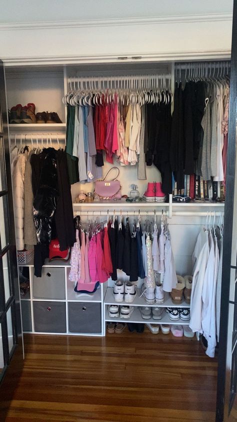 Room With Open Closet, Open Closet Organization Ideas, Organized Closet Ideas, Closet Arrangement, Apartment Closet Organization, Closet Planning, Organized Closet, Room Organization Bedroom, Reach In Closet