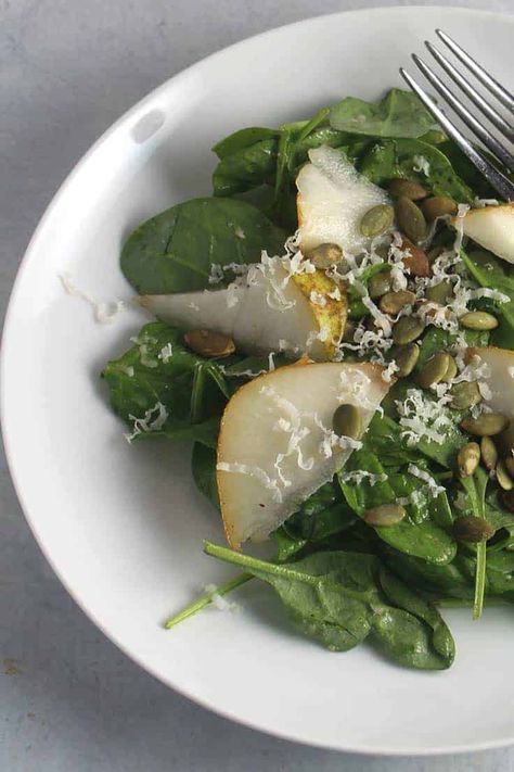 Spinach and Pear Salad with a Touch of Spice - Cooking Chat Vinaigrette Recipes Easy, Basic Salad, Pear Salad Recipes, Ripe Pears, Cooks Country, Touch Of Spice, Asian Pear, Summer Salads With Fruit, Simple Dressing