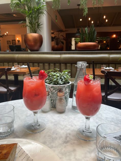 #drink #aesthetic #strawberry #iced #lunch #vibes #london #brunch #restaurant #date Lunch Date Aesthetic Restaurant, Mimosas Aesthetic, Lunch Date Aesthetic, Expensive Lunch, Strawberry Mimosas, Restaurant Date, Strawberry Mimosa, Brunch Restaurant, Aesthetic Strawberry