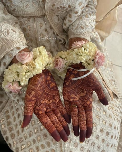 In love with this bridal design, how cute are the little flowers ❤️ This was taken before the fingertips were filled in! Swipe to see her next day stain 😍😍 💡 inspo : @mehndibykrupa @sarahziadesign (for the finger designs) 🍃 cones: @mehndibyruqayya . . . . . . . #henna #mehndi #hennartist #nikkah #wedding #london #pakistani #mehndidesign #art #bride #dome #grid #vines #bridalhenna #elegant #hennastain #symmetry Fingertips Mehndi Design, Finger Designs, Nikkah Wedding, Wedding London, Henna Stain, Henna Tattoo Designs Hand, Bridal Design, Bridal Mehendi, Mehndi Design Photos