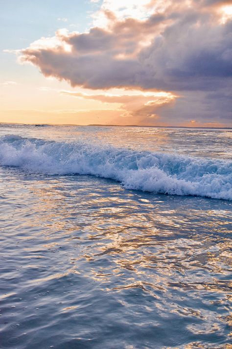 Morning rays over the South Pacific Ocean 🐠🌊🏝  #beach #travel #photography #wallpapers #aesthetic #sunrise #horizon #calm Pacific Ocean Photography, Pacific Ocean Aesthetic, Pacific Aesthetic, Relaxing Wallpaper, Pretty Beaches, Aesthetic Sunrise, Wallpaper Ocean, Sunrise Wallpaper, Photography Wallpapers