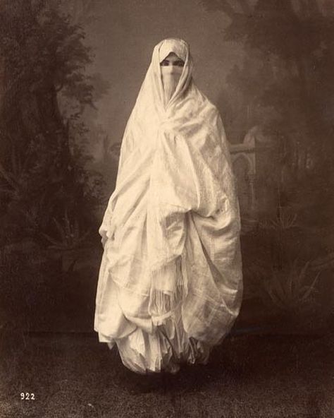 Queen Style, Crazy Women, Monochrome Fashion, Man Ray, Vintage Portraits, Dark Photography, World Cultures, Niqab, Historical Clothing