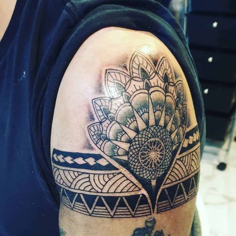 Tattoo Upper Arm For Men, First Tattoo Ideas For Men Arm, Tattoo Ideas For Men Upper Arm, Top Of Shoulder Tattoo Men, Deltoid Tattoo, Upper Shoulder Tattoo Men, Upper Shoulder Tattoo Men Ideas, Upper Arm Tattoo Ideas, Traditional Polynesian Tattoo