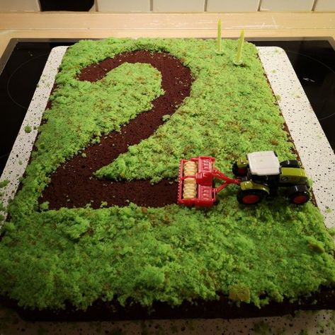 Diy Farm Cake, Tractor Birthday Cake For Boys, Tractor Birthday Party Cake, Birthday Cake Tractor, Tractor Cakes For Boys, Easy Tractor Cake, Tractor Birthday Cake, Farm Birthday Cake, Tractor Cakes