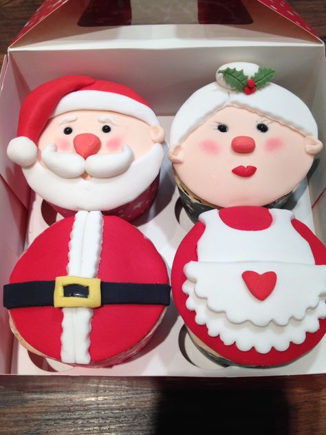 Mr & Mrs Santa Claus cupcakes Santa Claus Cupcakes, Christmas Cupcakes Toppers, Santa Fondant, Santa Claus Cupcake, Christmas Cake Santa, Christmas Cupcakes With Fondant, Christmas Cupcake Fondant, Santa Cupcakes, Christmas Cupcakes Recipes