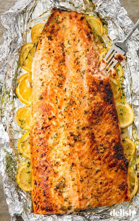 Garlic-Butter Baked Salmon = The Easiest Way To Feed A CrowdDelish Oven Baked Salmon Recipes, Salmon Dinner Recipes, Lemon Pepper Salmon, Salmon Recipes Baked, Salmon In Foil, Fish Recipes Baked, Resep Seafood, Garlic Butter Salmon, Oven Baked Salmon