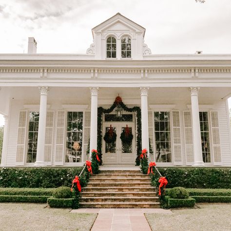 Historic White House Exterior, Two Story Southern House Plans, Southern White House, One Story Colonial House, Modern Antebellum Homes, Southern House Exterior, New Orleans House Exterior, New Orleans House Plans, Southern Home Exterior