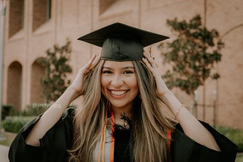 Utrgv Graduation Pictures, Grad Pics Ideas, College Portraits, Photoshoot Graduation, Grad Portraits, Grad Poses, Senior Stuff, College Graduation Pictures, Rio Grande Valley