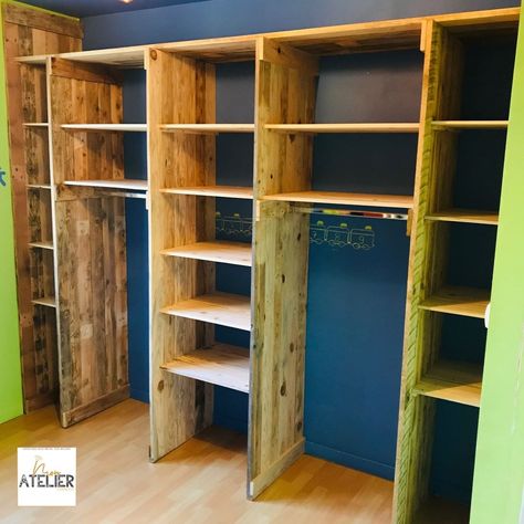 Idee Dressing, Diy Dress, Wood Pallets, Armoire, Bookcase, Sweet Home, Shelves, Wood, Wall