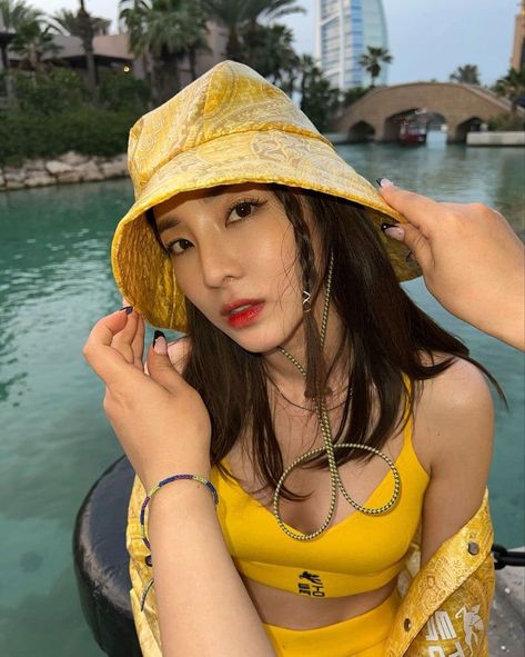 Sandara Park, Trending Photos, White Sleeveless Top, Korean Celebrities, Female Singers, Korean Idol, Outfit Posts, White Tank Top, White Tank