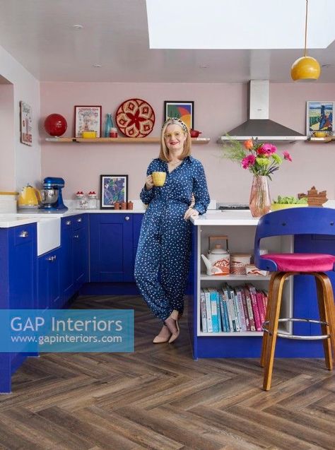 Colourful kitchen with cobalt blue cabinets, a breakfast bar and wooden flooring. Cobalt Blue Cabinets, Shower Storage Solutions, Dining Room Window Treatments, Outdoor Living Patios, Diy Exterior, Colourful Kitchen, Living Room Classic, Color Kitchen, Staircase Storage