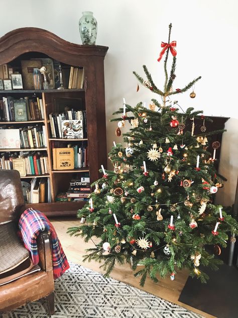 Christmas tree decorated with traditional and natural ornaments: straw, oranges, wood, pine cones; and real candles Straw Ornaments Christmas Tree, Real Christmas Tree Decorated, Cottagecore Christmas Tree, Straw Christmas Tree, Cottage Core Christmas, Straw Ornaments, Real Candles, Cottagecore Christmas, Natural Ornaments