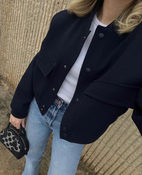 Short Jacket Outfit, European Style Outfits, Black Jacket Outfit, Short Black Jacket, Linen Pants Style, Outfit Informal, Winter Jacket Outfits, Outfit Elegantes, Modest Casual Outfits