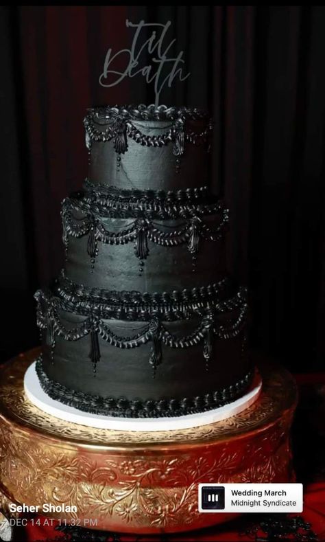 Goth Beach Wedding, Tim Burton Wedding Theme, Goth Wedding Cake, Tim Burton Wedding, Dark Wedding Dress, Emo Wedding, Gothic Wedding Cake, Witchy Wedding, Black Wedding Cake