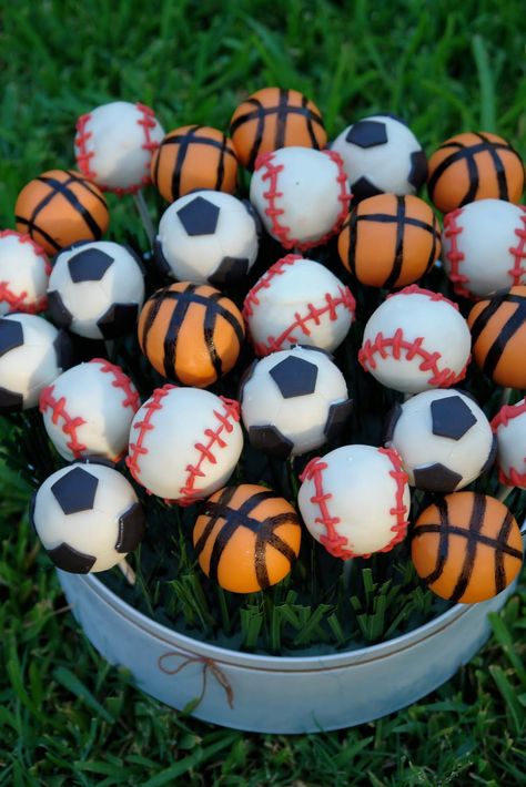 Sports Themed Cake Pops Sports Themed Centerpieces, Football Themed Cakes, Sport Cupcakes, Themed Cake Pops, Sports Cake, Sports Themed Cakes, Sport Theme, Sports Baby Shower, Sports Theme Birthday